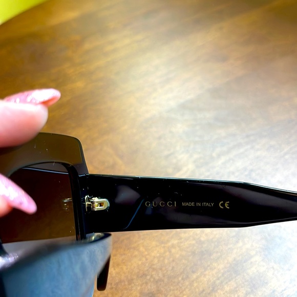 Gucci Square Oversized Sunglasses - Picture 8 of 9